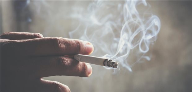 Forscher fordern: Rauchstopp systematisch in Krebstherapie integrieren Ein Mann mit einer Zigarette in der Hand deren Zigarettenrauch sich verbreitet.