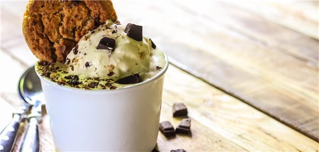 Eis mit Keks auf einem Holztisch