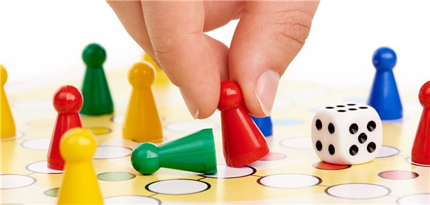 Dass Behandlungen abgelehnt werden, kommt selten vor Eine Hand führt eine Spielfigur beim "Mensch ärgere dich nicht"-Spiel.