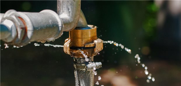 So unterstützen Hausärzte bei Harninkontinenz Ein undichter Wasserhahn aus dem Wasser schießt.