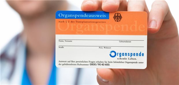Widerspruchslösung bei Organspende bleibt unter Sachverständigen umstritten Frau hält Organspendeausweis in die Kamera