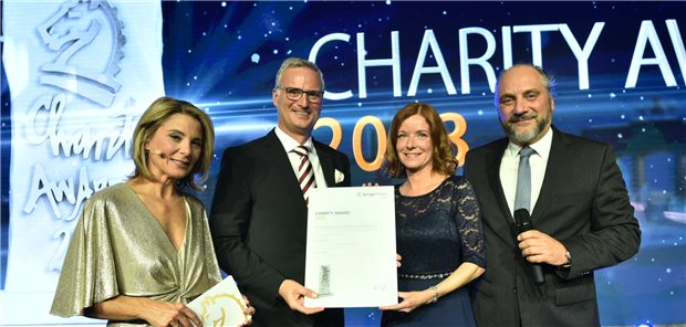 Elternteil an Krebs erkrankt – ein Team der Saarländischen Krebsgesellschaft unterstützt betroffene Der 2. Preis des Springer Medizin Charity Awards geht an die Saarländische Krebsgesellschaft. Die Auszeichnung erhalten Vorstand Dr. Steffen Wagner (v.r.) und Geschäftsführerin Sabine Rubai. Mit im Bild: Moderatorin Yve Fehring und Sponsor Kai Tobien, CEO von Medperion Group.