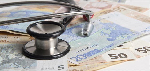 Der Beschluss des Bayerischen Ärztetags, dass auch Rentner genau wie Aktive künftig Kammerbeiträge zahlen sollen, empört nach wie vor. Auf dem kommenden Ärztetag steht dies erneut auf der Tagesordnung.