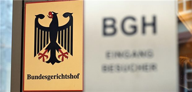 Bundesgerichtshof: Wann ältere Therapiemethoden zum Behandlungsfehler werden Ein Hinweisschild mit Bundesadler und dem Schriftzug des Bundesgerichtshofs in Karlsruhe.