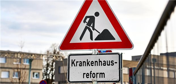 Krankenhausreform: Kritik an Warkens „Verwässerungsgesetz“ Der Entwurf für ein Krankenhausreformanpassungs-Gesetz wird von Krankenkassen harsch kritisiert.
