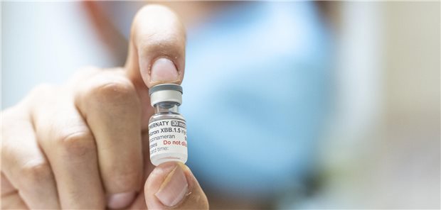 Der Impfstoff für Erwachsene ist bereits verfügbar: Ein Apotheker hält eine Ampulle der angepassten Corona-Vakzine in der Hand.