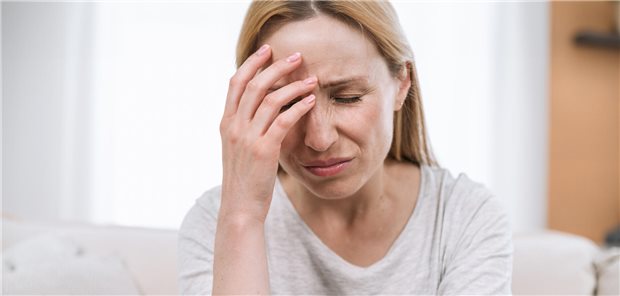 Der Kopfschmerz bei einer Migräneattacke ist häufig einseitig. (Symbolbild mit Model)