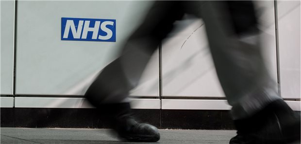 Der NHS am Boden? Zumindest die finanzielle Situation des staatlichen Gesundheitsdiensts in Großbritannien ist alarmierend.
