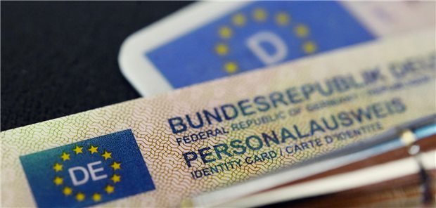 Ein Personalausweis liegt auf dem Tisch.