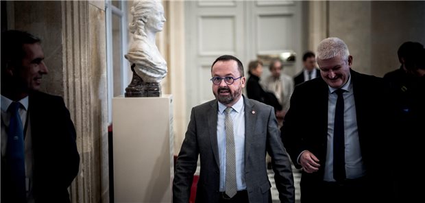 Der französische Gesundheitsminister und Arzt Dr. Yannick Neuder (li.) und der Berichterstatter des umstrittenen Gesetzentwurfs Olivier Falorni – hier in der Nationalversammlung im Dezember 2024.