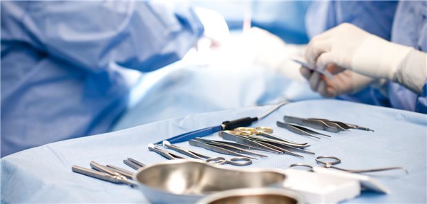 Operationsbesteck auf einem Beistelltisch in einem Operationssaal während einer Operation.