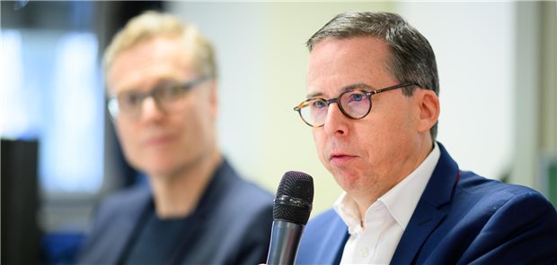 Der scheidende DEGAM-Präsident Professor Martin Scherer (r.) und Kongress-Präsident Professor Nils Schneider (l.) bei der Eröffnungs-Pressekonferenz: Ein Primärzarztsystem könnte dazu beitragen, „mehr prozedurale Exzellenz in das Gesundheitssystem“ zu bringen. Medizinische Exzellenz, so Scherer, gebe es in Praxen und Kliniken ganz viel.