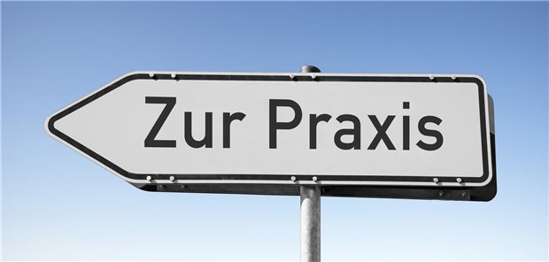 Ärztemangel: Brandenburgs Haus- und Zahnärzte warnen vor Engpässen Ein Schild mit der Aufschrift "Zur Praxis"