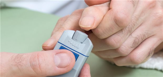 Vorhaltepauschale: Auf welche Ziffern müssen Diabetes-Schwerpunktpraxen achten? Arzt hilft Patienten beim Blutzuckermessen.