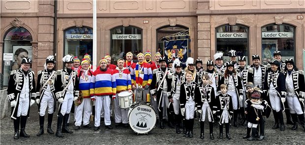 Die Aesculap-Garde mit dem befreundeten „Prähistorischen Spielmannszug“, der die Mediziner beim Umzug musikalisch unterstützt.