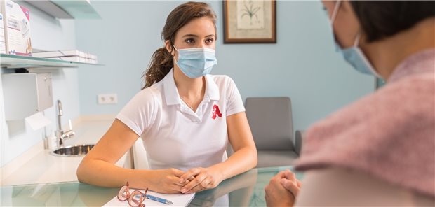 Apotheker wollen Diabetes-Prävention machen Eine Apothekerin im Kontakt zum Patienten. Apotheker wollen künftig auch mit Beratung und Prävention Geld verdienen.