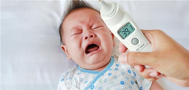 Eine Urinprobe wird im Labor mit einem Teststreifen untersucht.