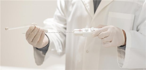 Ein Arzt bereitet das Gerät für die Entnahme einer Prostata-Biopsie vor.