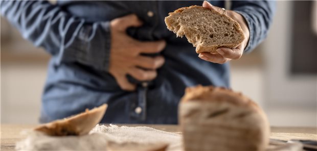 Person kann aufgrund einer Glutenunverträglichkeit kein Brot und keine Getreideprodukte essen, da sie ansonsten nach dem Verzehr von frischem Brot unter Bauchschmerzen leidet.