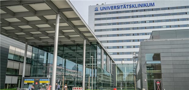 Der Eingang des Universitätsklinikums Frankfurt.