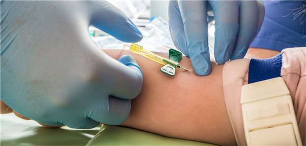 Einer Person wird Blut abgenommen.