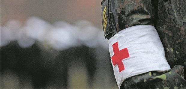 Die Bundeswehr erlaubt es Zeitsoldaten, auf Kosten des Bundes zu studieren – zum Beispiel Humanmedizin.