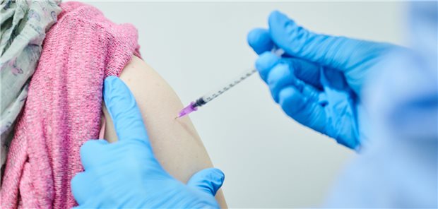 Die Coronaimpfungen sollen in NRW 2023 in die Regelversorgung übergehen.
