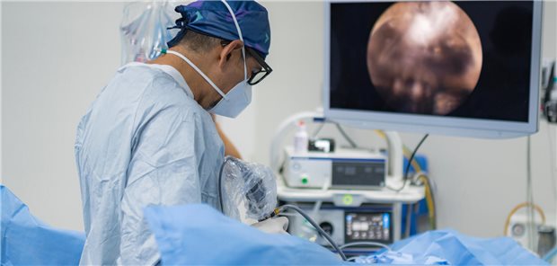 Dickdarm: Wann welche endoskopischen Resektionstechniken angewendet werden Ein Chirug führt eine endoskopische Resektion mit Hilfe eines Monitorbildschirm in einem Operationssaal durch.