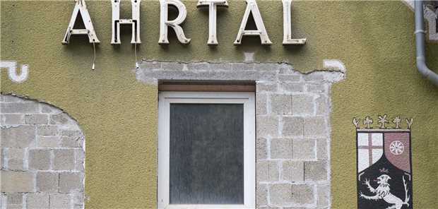 Die Folgen der Flut vor zwei Jahren sind noch präsent – im Gebäudebestand und in den Köpfen. Hier eine ehemalige Raststätte in der Gemeinde Schuld im Ahrtal.
