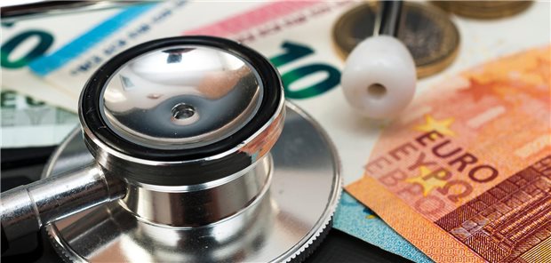 GKV in Geldnot: Das raten fünf Gesundheitsökonomen Ein Stethoskop liegt auf Geldscheinen.