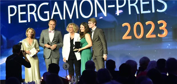 Galenus-Preis 2023 für Forschung zu Thrombose Die Galenus-Sieger in der Kategorie Grundlagenforschung: PD Dr. Tobias Petzold (2.v.l.), Dr. Manuela Thienel (2.v.r.) und Dr. Johannes Müller-Reif (r.) vom Klinikum der Uni München. Ebenfalls auf der Bühne stehen Professorin Marianne Dieterich (3.v.r.), Vize-Präsidentin Galenus-Jury, sowie Moderatorin Yve Fehring (l.).