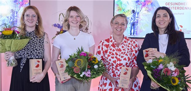 Vier Projekte für bessere Gesundheitsversorgung ausgezeichnet Die Gewinner des KONKRET-Preises 2025 der Lilly Deutschland Stiftung (v.l.n.r): Rebecca Kremer / Pathly e.V. (2. Platz), Julia Bräuer / Universität Bayreuth (3. Platz), Susanne Quernheim / Geburtshaus Idstein e.V. (1. Platz) und Dr. Viyan Sido / Immanuel Klinikum Bernau Herzzentrum Brandenburg