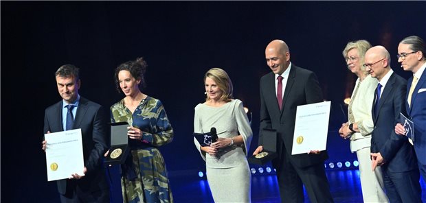 Die Gewinner des in diesem Jahr zweifach vergebenen Galenus-von-Pergamon-Preises in der Kategorie Orphan Drugs (v.l.n.r.): Andreas Kopp, Geschäftsführer Vertex Pharmaceuticals Germany; Annette Schmeding, BU Head Hematology; Moderatorin Yve Fehring; Dr. Ahmed Khalifa, Executive Director Medical Affairs MSD Sharp & Dohme; Jury-Vorsitzende Professorin Marianne Dieterich; Staatssekretär Dr. Marcus Pleyer sowie Matthias Gabriel von der Ärzte Zeitung.