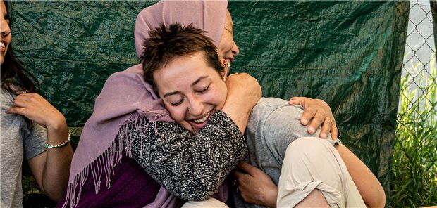 Die Helferinnen erleben vor Ort viel Leid und traurige Schicksale, aber auch jede Menge Dankbarkeit und fröhliche Momente.