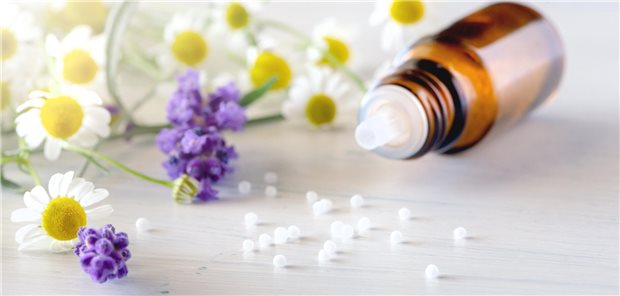 Die kuriosen und skurrilen Wünsche aus der Ärzteschaft Homöopathische Medizin auf einem Tisch.