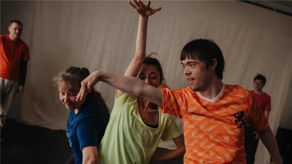 Die Kompanie bezieht sich auf Formen des zeitgenössischen  Tanzes und der Improv...