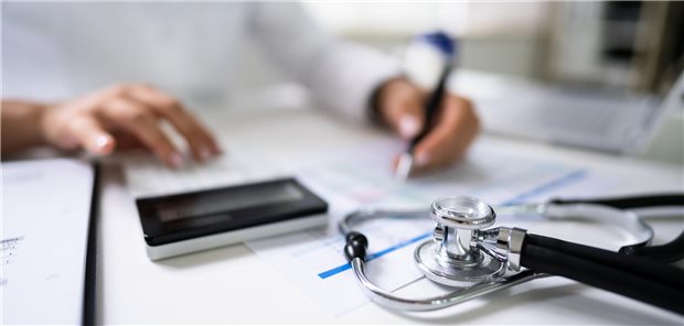 Arzt bei der Abrechnung