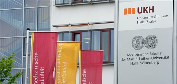 Schild vor dem UK Halle (Saale)