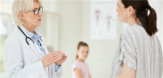 Sollten junge Krebspatienten über die Prognose informiert werden? Eine Mutter und ihre Tochter im Gespräch mit einer Ärztin.