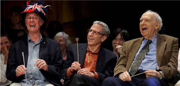 Wieso nur italienische Pizza vor Krebs schützt Die Nobelpreisträger Rich Roberts (Medizin, 1993), Eric Maskin (Wirtschaft, 2007) und Jerome Friedman (Physik, 1990) bei der 29. jährlichen Ig-Nobelpreisverleihung an der Harvard University.