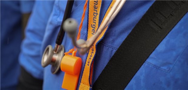 Die Pfeife bleibt vorerst stumm: Vor einem Streik will die Ärztegewerkschaft Marburger Bund über ein neues Angebot der Arbeitgeber abstimmen lassen. (Archivbild)