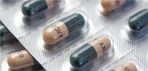 Tablettenblister mit beschrifteten Kapseln.