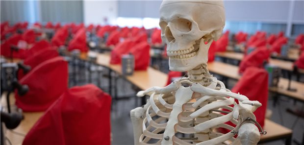 Die Regeln für die Anerkennung von Ärztinnen und Ärzten, die ihr Medizinstudium außerhalb der EU abgeschlossen haben und in Deutschland ärztlich arbeiten wollen, sollen durch einen Gesetzentwurf neu gefasst werden.