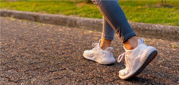 Arthrose im Knie? Aerobes Training hilft wohl besser als andere Sportarten Die Beine einer Frau in Turnschuhen sind zu sehen, wie sie spazieren geht.