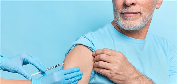 Die STIKO empfiehlt eine einmalige RSV-Impfung für alle Personen ab 75 und für Personen mit Grunderkrankung von 60 bis 74 Jahre. (Symbolbild mit Fotomodell)  wayhome.studio / stock.adobe.com