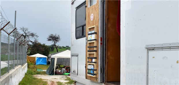 „ROSA - Rolling Safespace“: Hier kommt die Hilfe per Truck Die Türen des ROSA-Lkw stehen Frauen und Mädchen mehrmals pro Woche vor den Toren der drei griechischen Geflüchtetencamps Ritsona, Oinofyta und Malakasa offen.