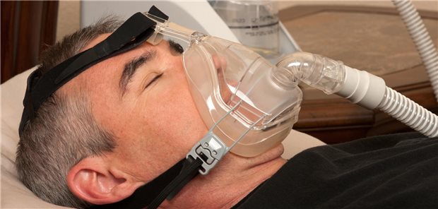 Mann mit einer Atemmaske.