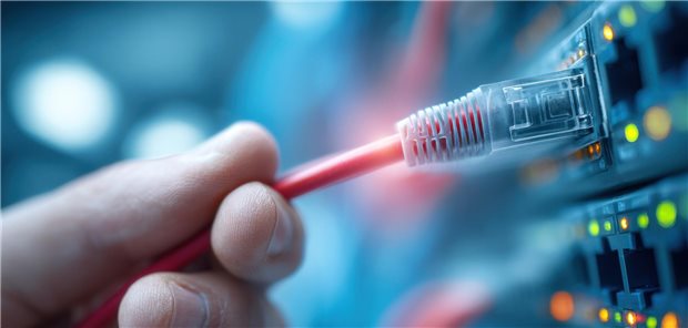 Ein Hand an einem Kabel.