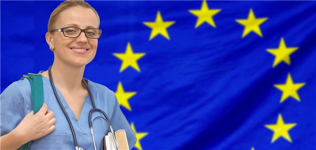 Medizinstudentin vor europäischer Flagge