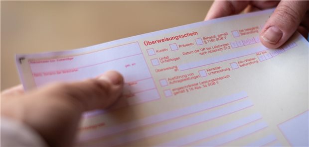 Eine Überweisung auf gelbem Schein